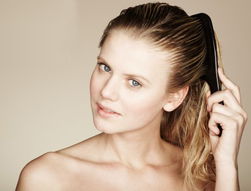 只洗發(fā)還不夠 零護(hù)理頭發(fā)照樣脫，沐浴用品也有大講究